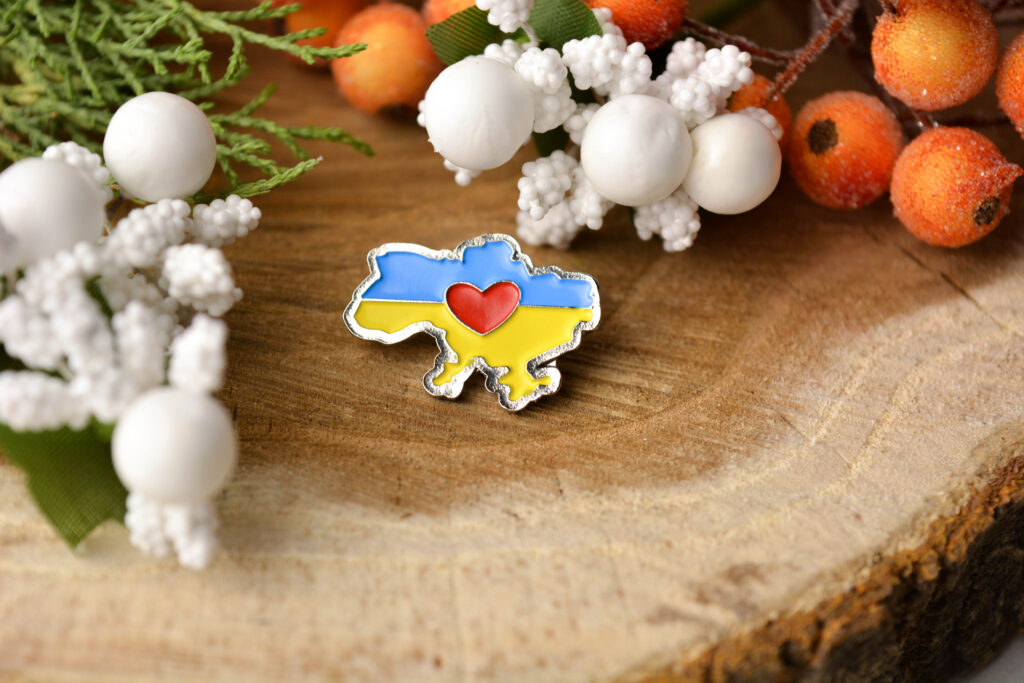 Значок пін карта України з сердечком велика