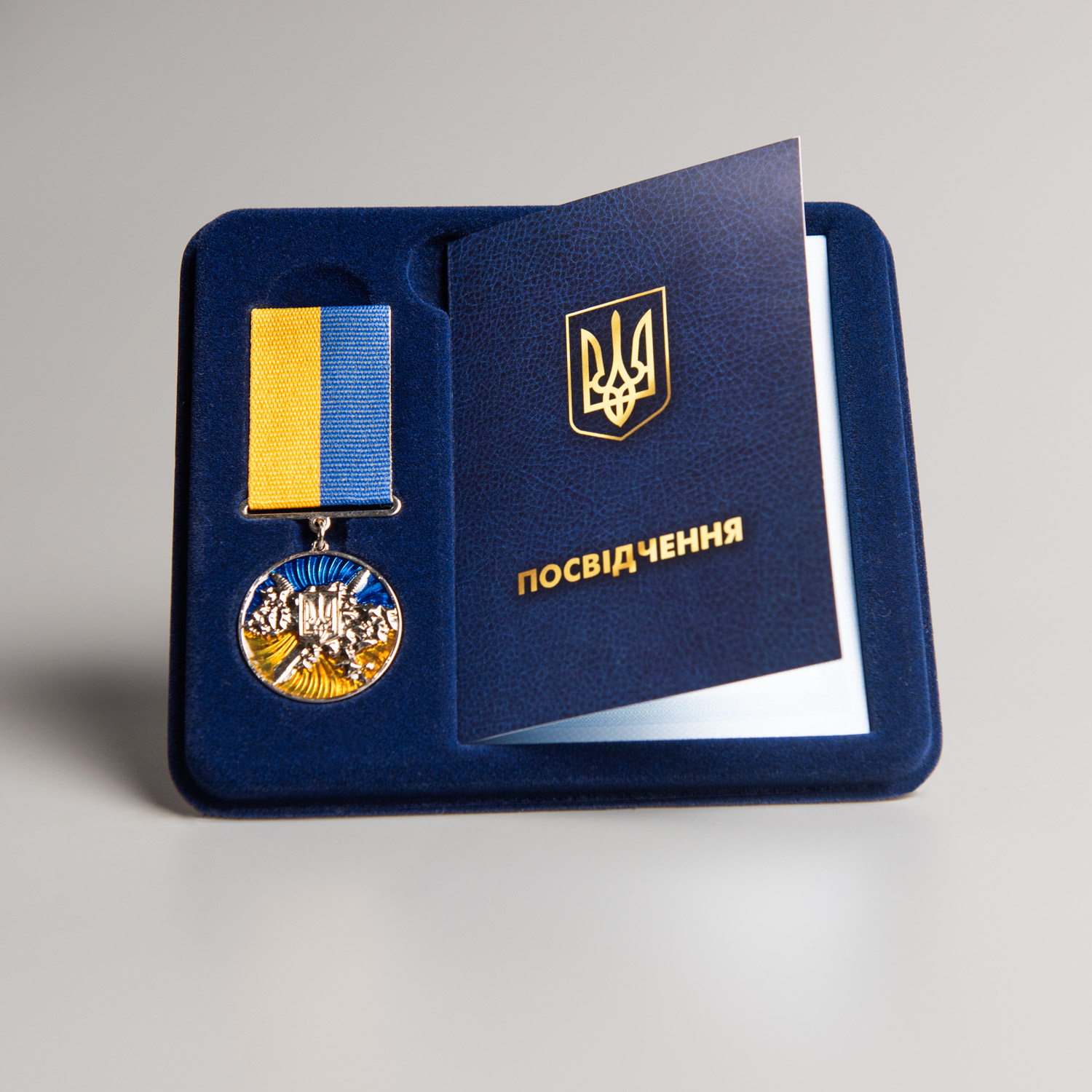 Комплект медаль за оборону України футляр та картонне посвідчення