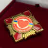 Комплект нагрудний знак Волонтер України за покликом душі,оксамитовий футляр та шкіряне посвідчення - Зображення 3