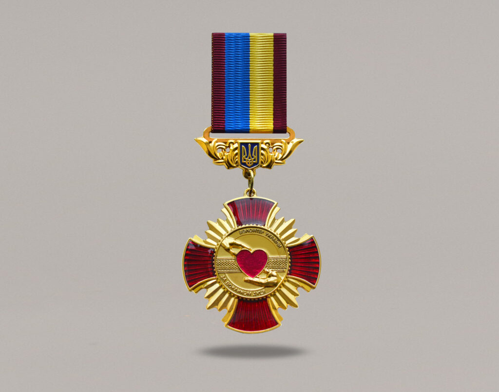 Нагрудний знак на колодці Волонтер України за покликом душі